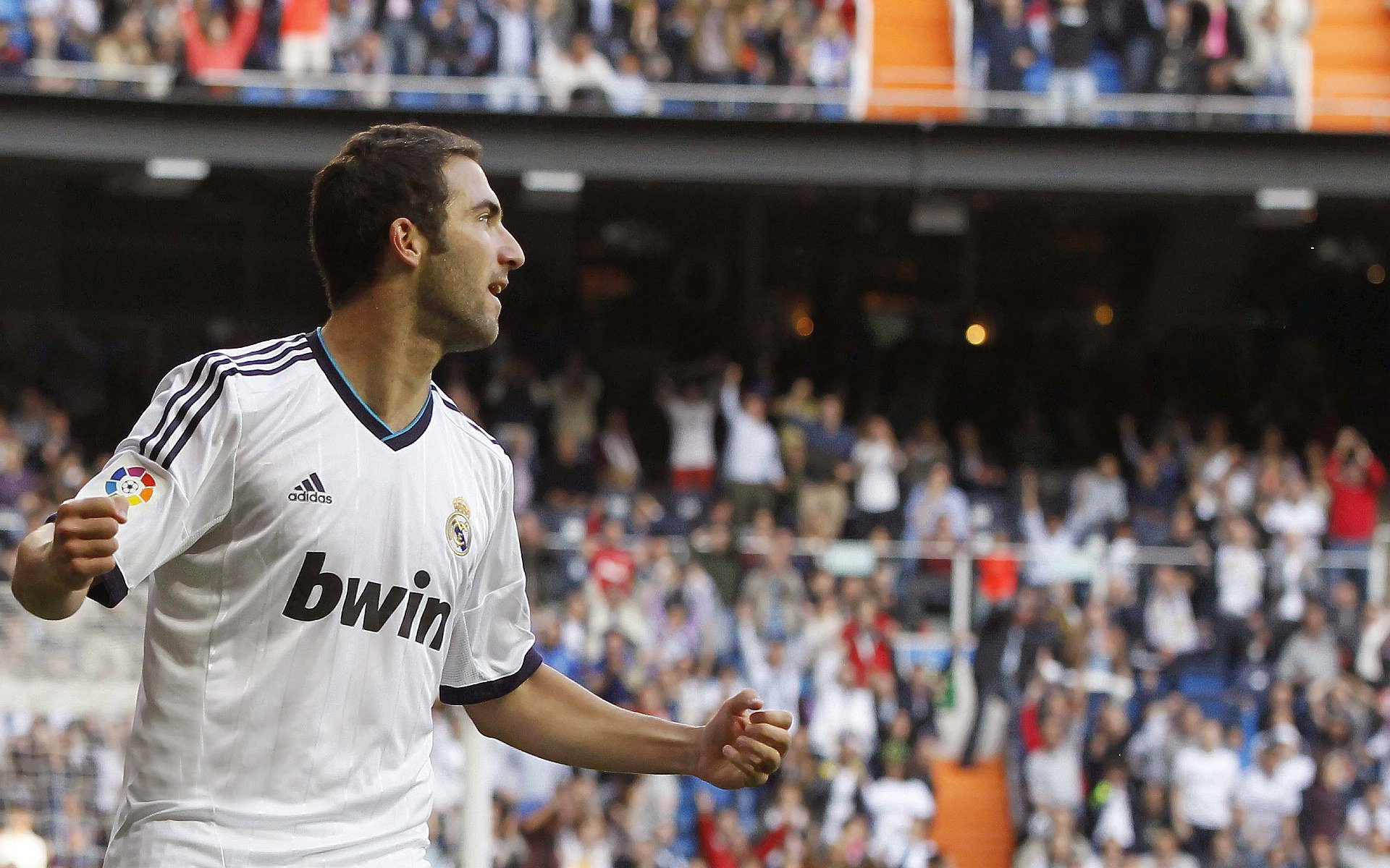 “世界顶级选手齐聚武汉，马拉松赛场激烈开跑”